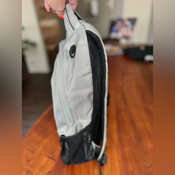 Nautica full size back pack. Lots of pockets/padded laptop compartment EUC - Picture 11 of 16